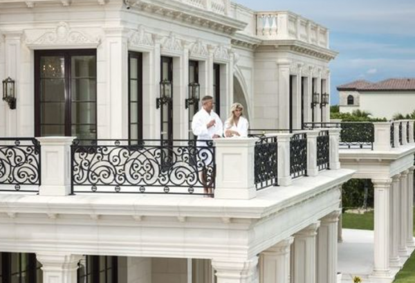 Pagar dengan desain teras klasik